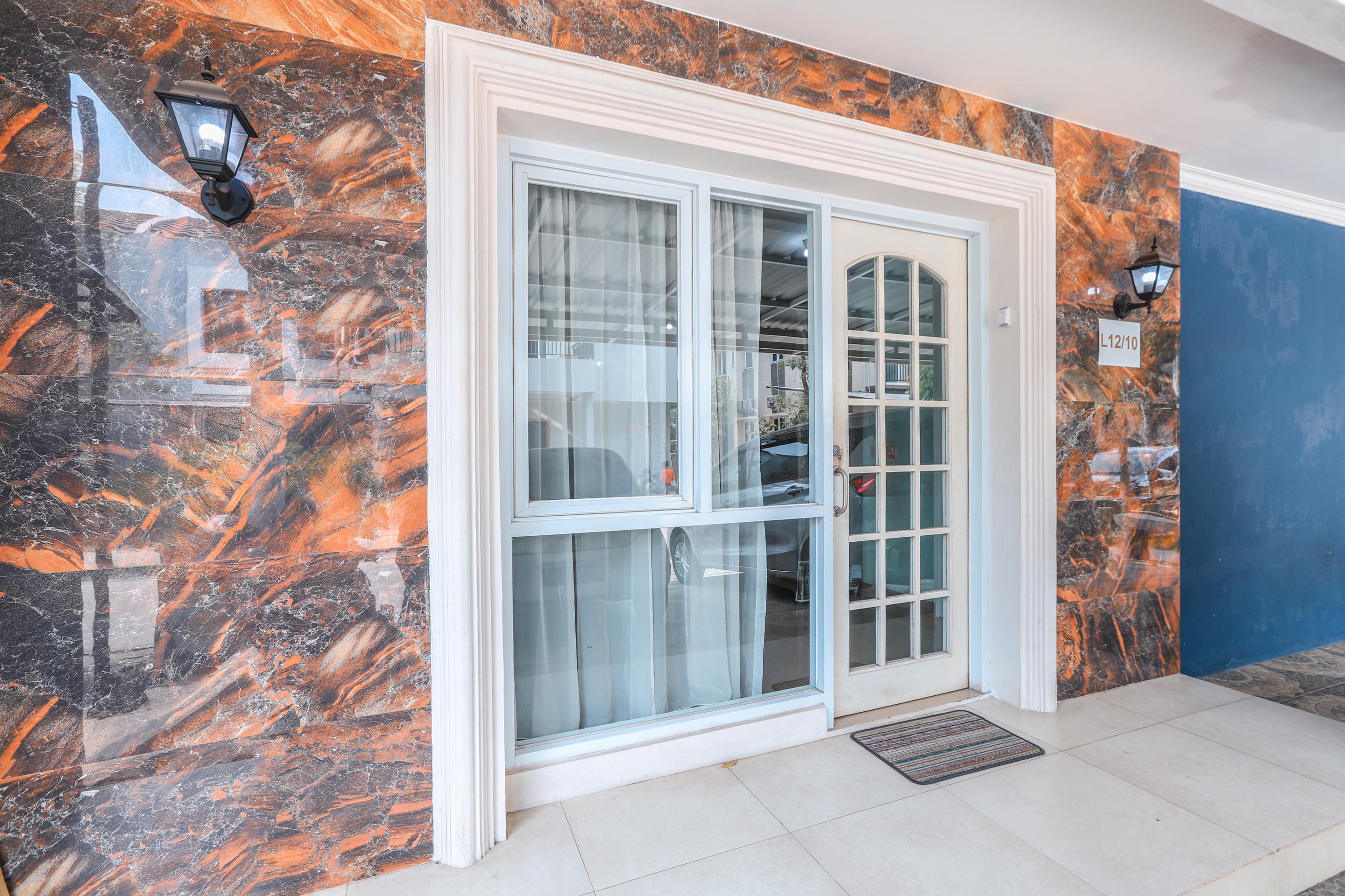 Oyo 1551 Studento Guest House Tangerang Bagian luar foto